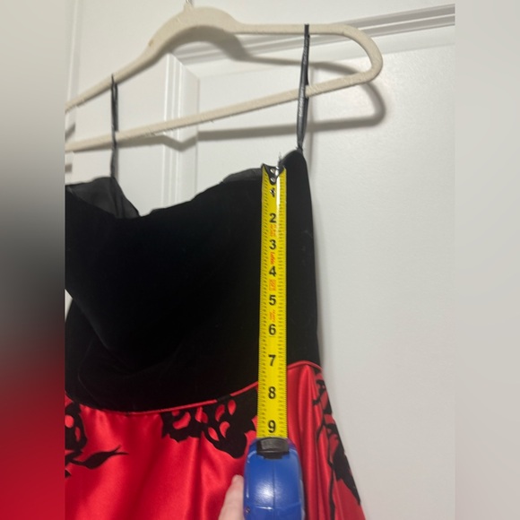 SHERRI HILL 51685 BLACK AND RED FLORAL BALLGOWN SIZE 4 - Picture 11 of 12